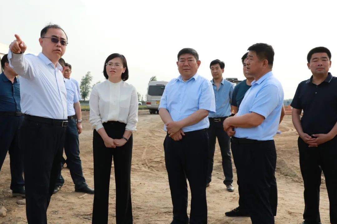 市委常委、副市長、交通運輸重點項目指揮部指揮長樊廷雷到臨武高速現(xiàn)場調(diào)度工程建設(shè)工作